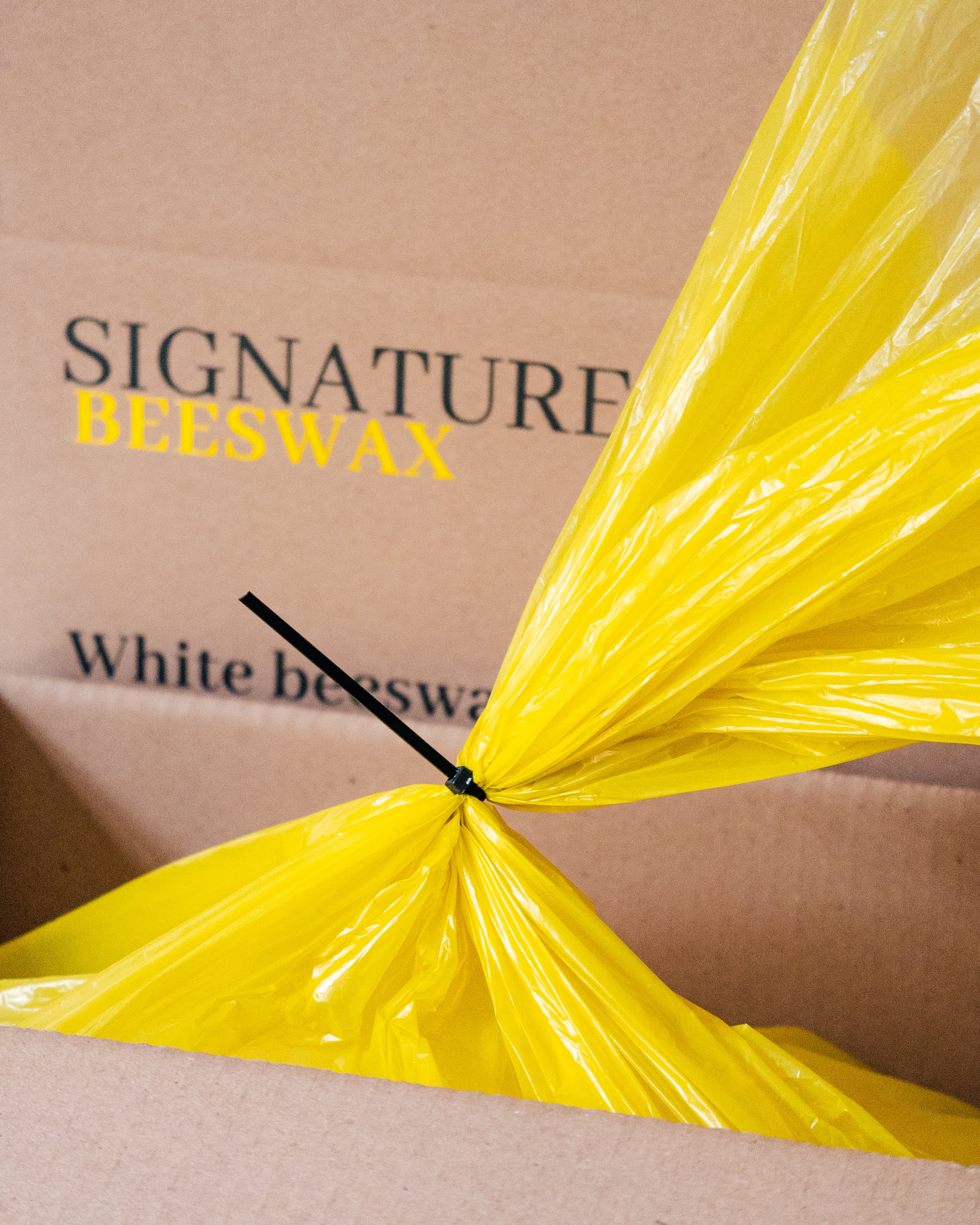 Signature White Beeswax – Pallet of 75 Boxes | 1,503 lb (750 kg) |